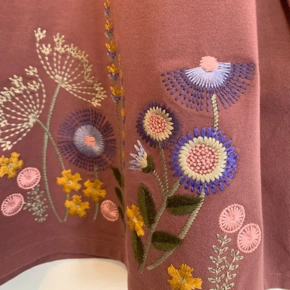 New D&Co Floral Embroidery Relaxed Top - Picture 4 of 7